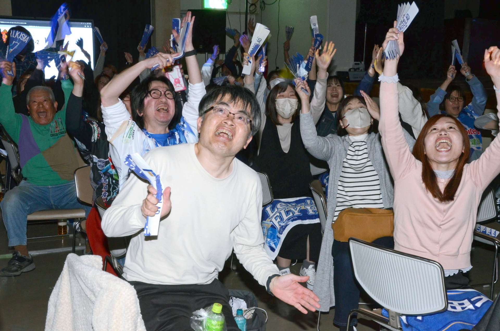 バレーボールＶリーグ男子のプレーオフでフラーゴラッド鹿児島が優勝を決め、喜ぶファンら＝６日、日置市中央公民館