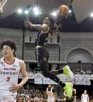 前半、ダンクシュートを決めるレブナイズのゲインズ＝鹿児島市の西原商会アリーナ