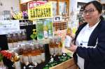 念願かなって誕生した梅酒を紹介する「よかもんや」の森浩子店長＝宮崎県三股町樺山