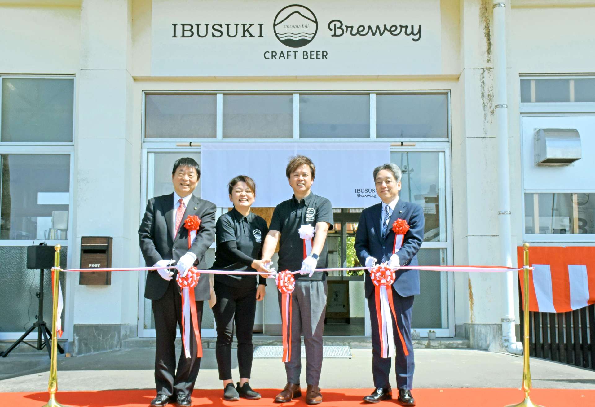 いぶすきブルワリーの完成を祝いテープカットする関係者＝３日、指宿市山川岡児ケ水