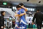 Ｖリーグ男子の総合優勝を決め、抱擁を交わすＦ鹿児島の長友主将（左）とセッター山本＝船橋市総合体育館