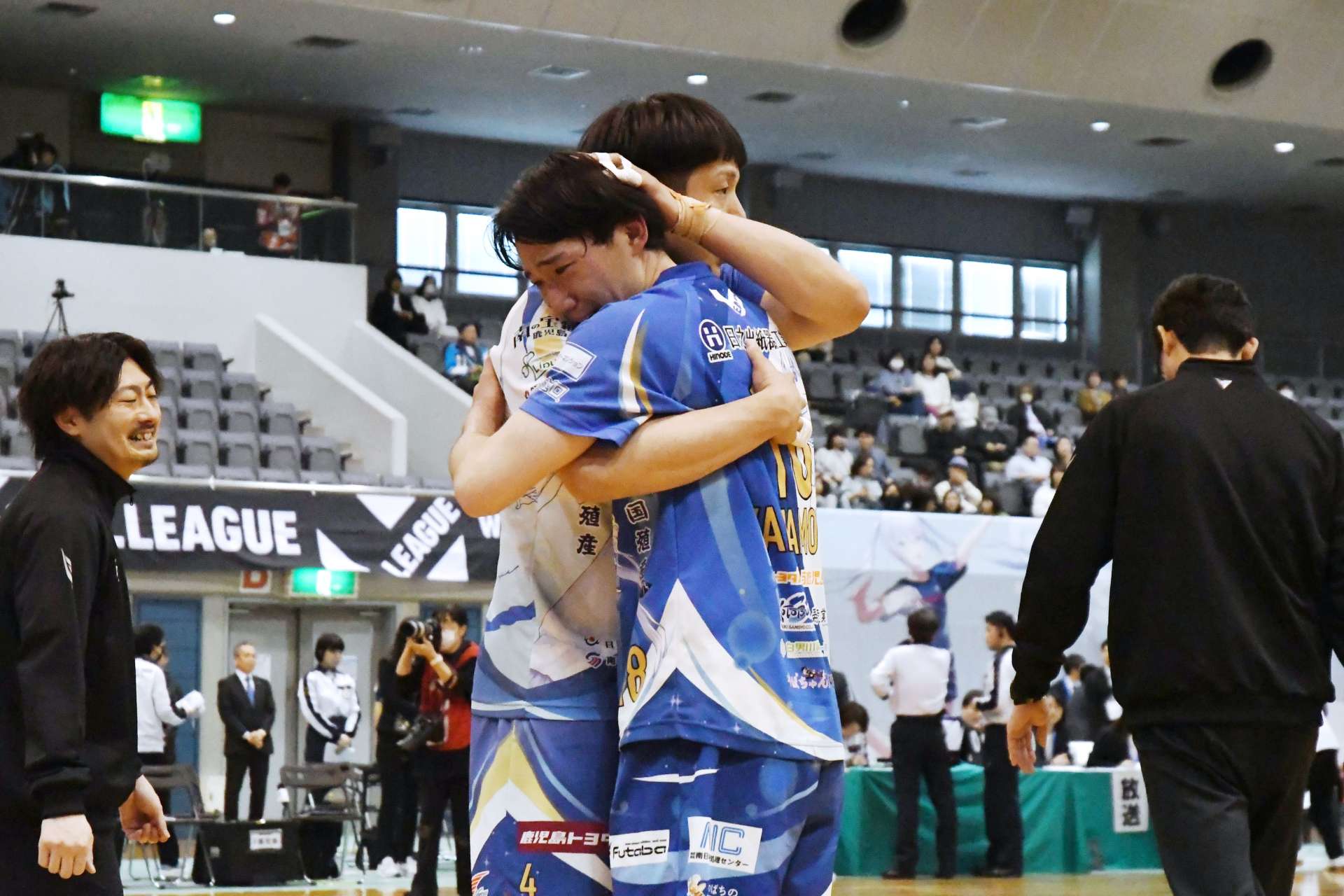 Ｖリーグ男子の総合優勝を決め、抱擁を交わすＦ鹿児島の長友主将（左）とセッター山本＝船橋市総合体育館