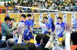 ３月２２日の試合後、観客席にサインボールを投げ込むＦ鹿児島の選手＝Ｆアリーナいちき串木野
