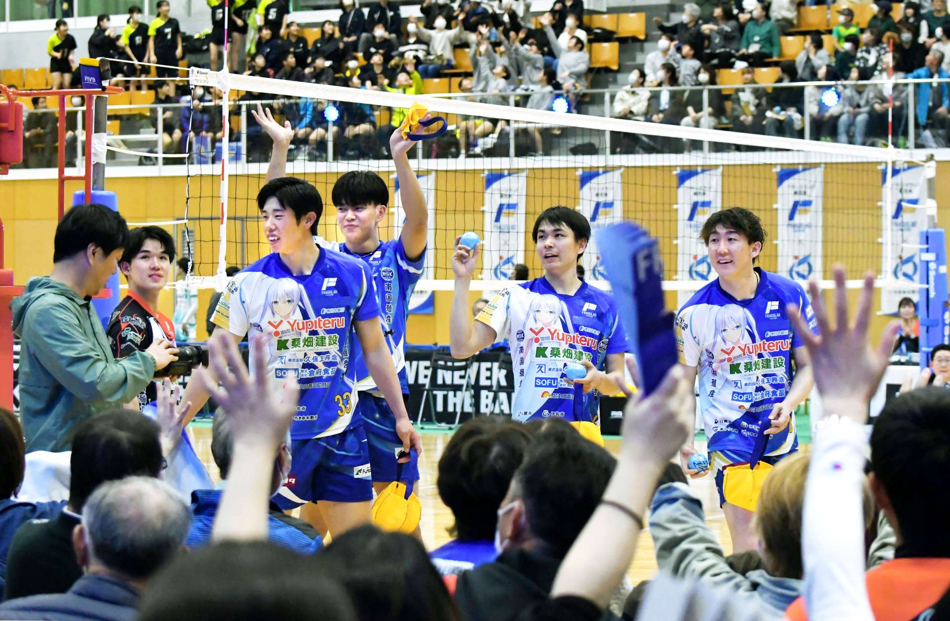 ３月２２日の試合後、観客席にサインボールを投げ込むＦ鹿児島の選手＝Ｆアリーナいちき串木野