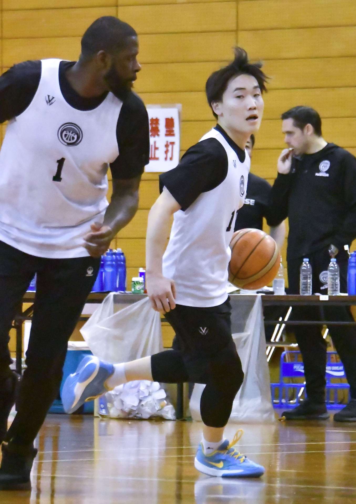 練習で汗を流すレブナイズの井上（右）＝西原商会アリーナ