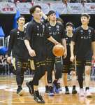 初のベンチ入りし、試合前に汗を流すレブナイズの井上（左から２人目）＝西原商会アリーナ