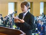 新入生を代表し宣誓する山田花依良さん＝９日、日置市の鹿児島県立農業大学校