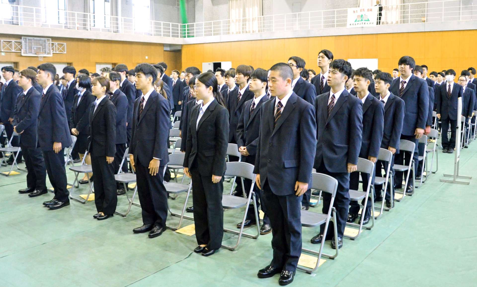 新生活のスタートを切った入学生＝９日、日置市の鹿児島県立農業大学校