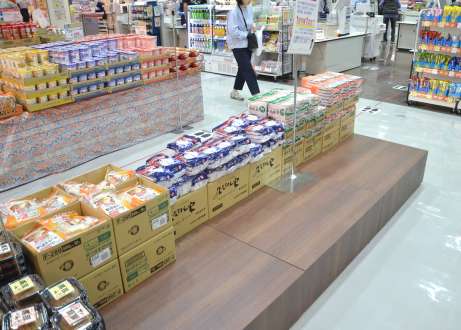 売れ筋の５キロが品切れとなった米売り場＝９日、鹿児島市のＡコープ桜ケ丘店