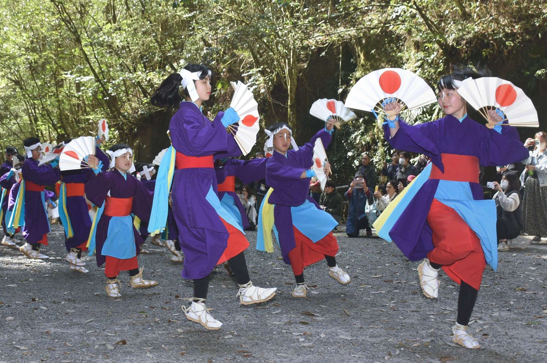 軽妙に奴踊りを披露する児童ら＝６日、曽於市財部の溝ノ口洞穴