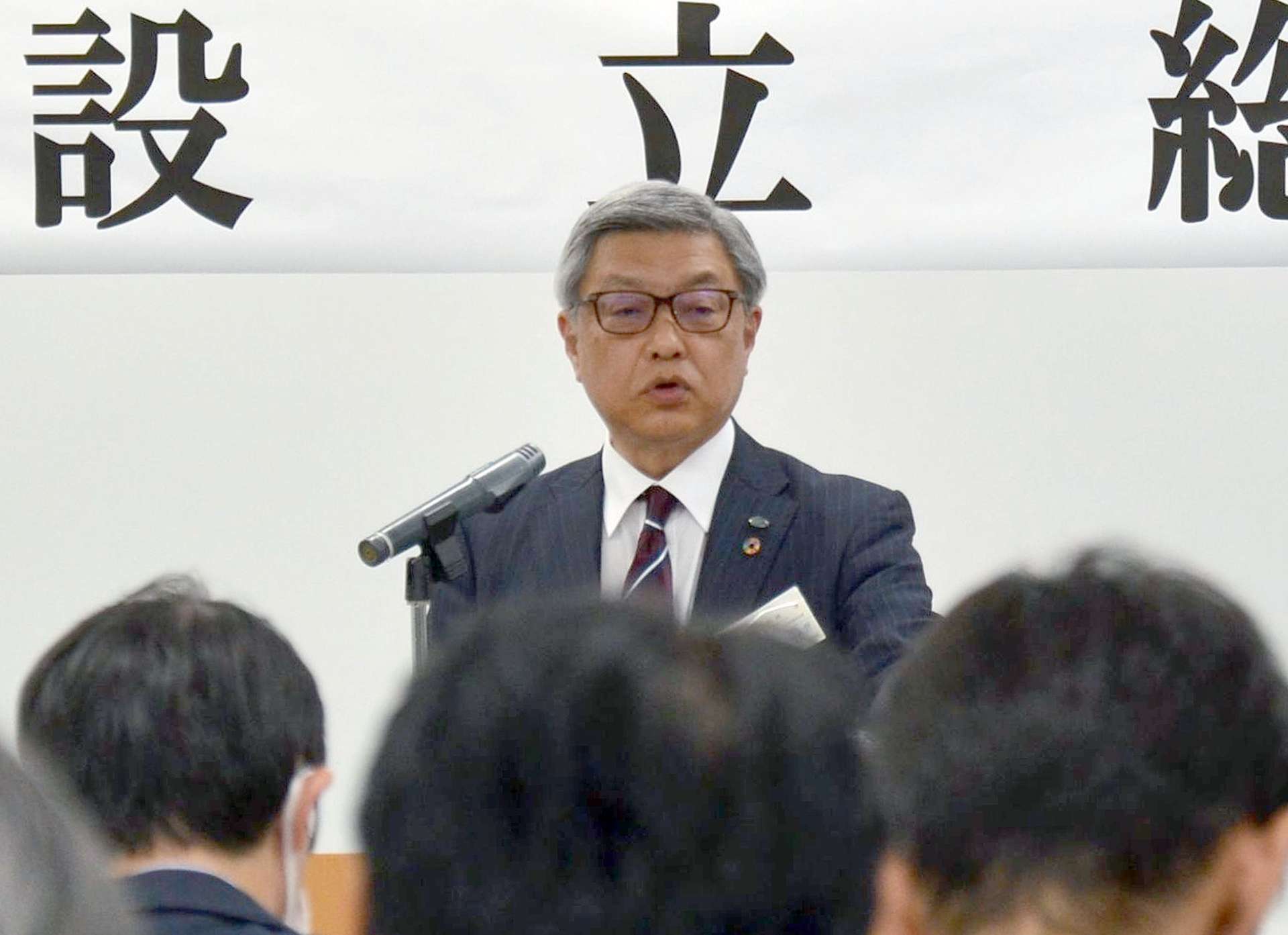 発足式であいさつする鹿児島県情報セキュリティ協議会の中村洋理事長＝１０日、鹿児島市鴨池新町