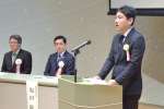 入講生を代表しあいさつする上野剛さん（右）＝１０日、鹿児島市の鹿児島大学稲盛会館