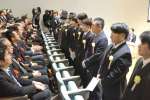関係者に祝福される「かごしま林業大学校」の入講生１３人（右）＝１０日、鹿児島市の鹿児島大学稲盛会館