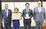 下鶴隆央市長（右から２人目）から感謝状が贈られた鹿児島第一ライオンズクラブの今野由貴子会長（同３人目）ら＝１０日、鹿児島市役所（同市提供）