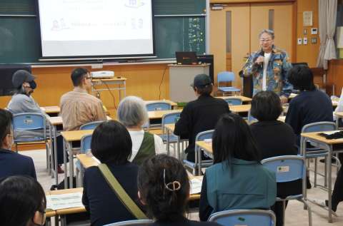 〈関連〉自己紹介するいろは中学校の入学予定者ら＝１１日、鹿児島市の同校