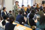 いろは中学校の入学予定者に自己紹介する教職員ら＝１１日、鹿児島市の同校
