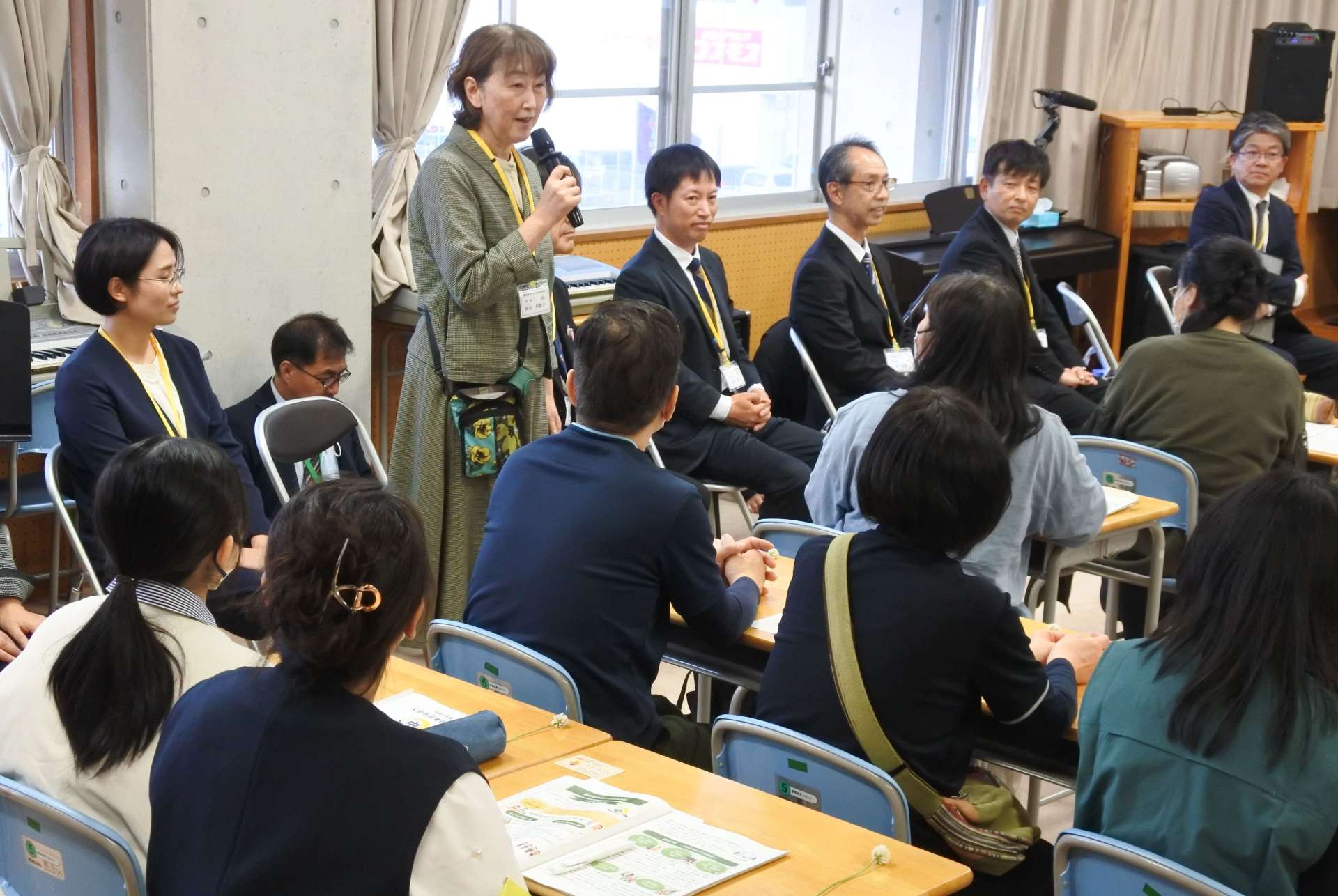 いろは中学校の入学予定者に自己紹介する教職員ら＝１１日、鹿児島市の同校