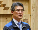 宮崎県豚熱対策本部会議終了後、「強い緊張感を持って対応する」と語る河野俊嗣知事＝１１日、同県庁