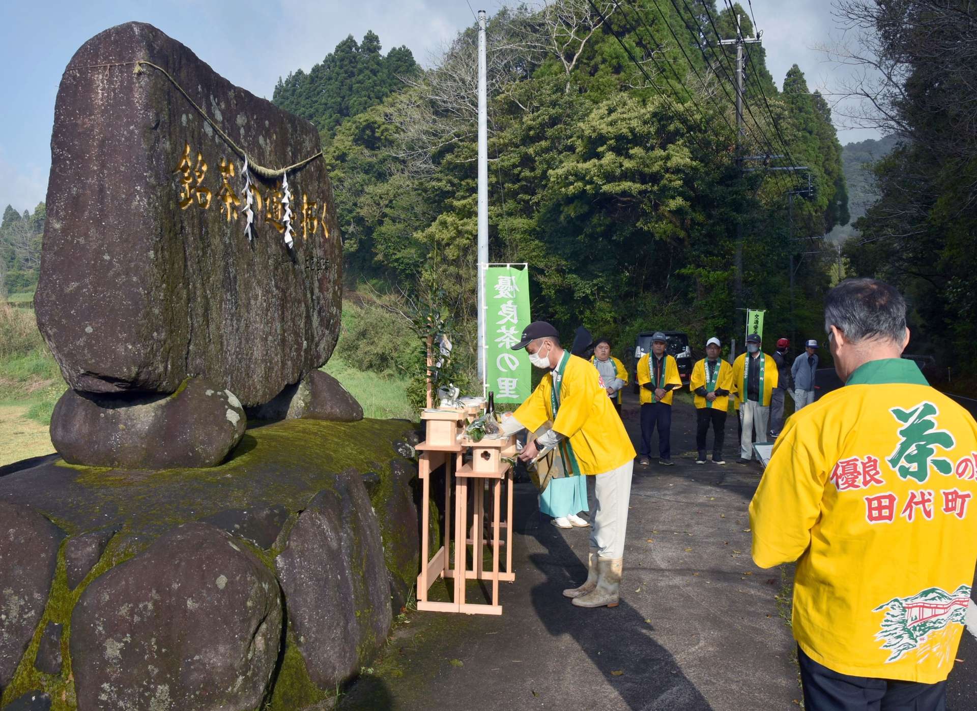 作業の安全と良好な生育を願う献茶祭＝１１日、錦江町田代麓