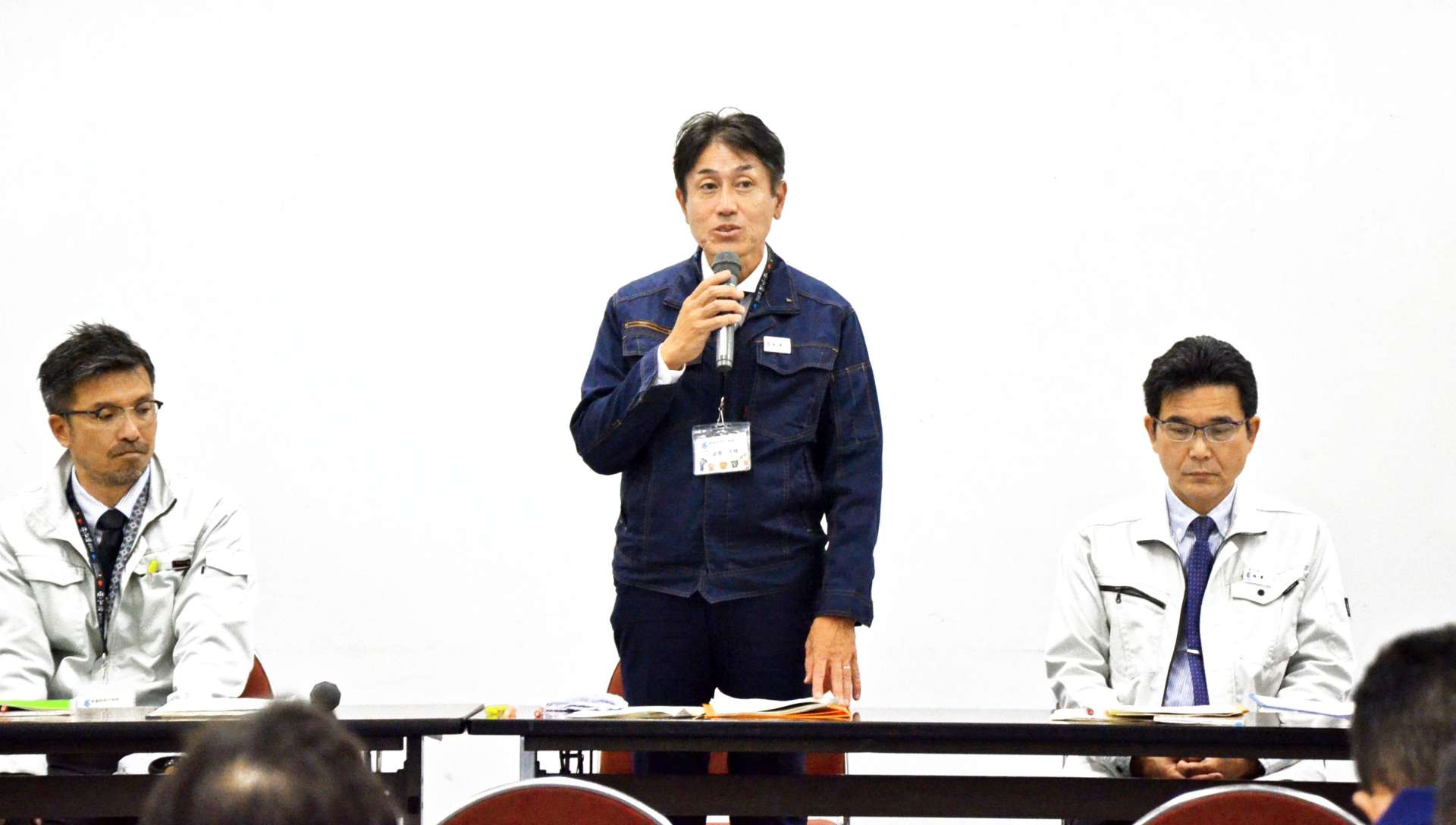 豚熱ウイルス侵入防止対策の徹底を呼びかける鹿児島県家畜防疫対策課の藏薗光輝課長（中央）＝１２日、県庁