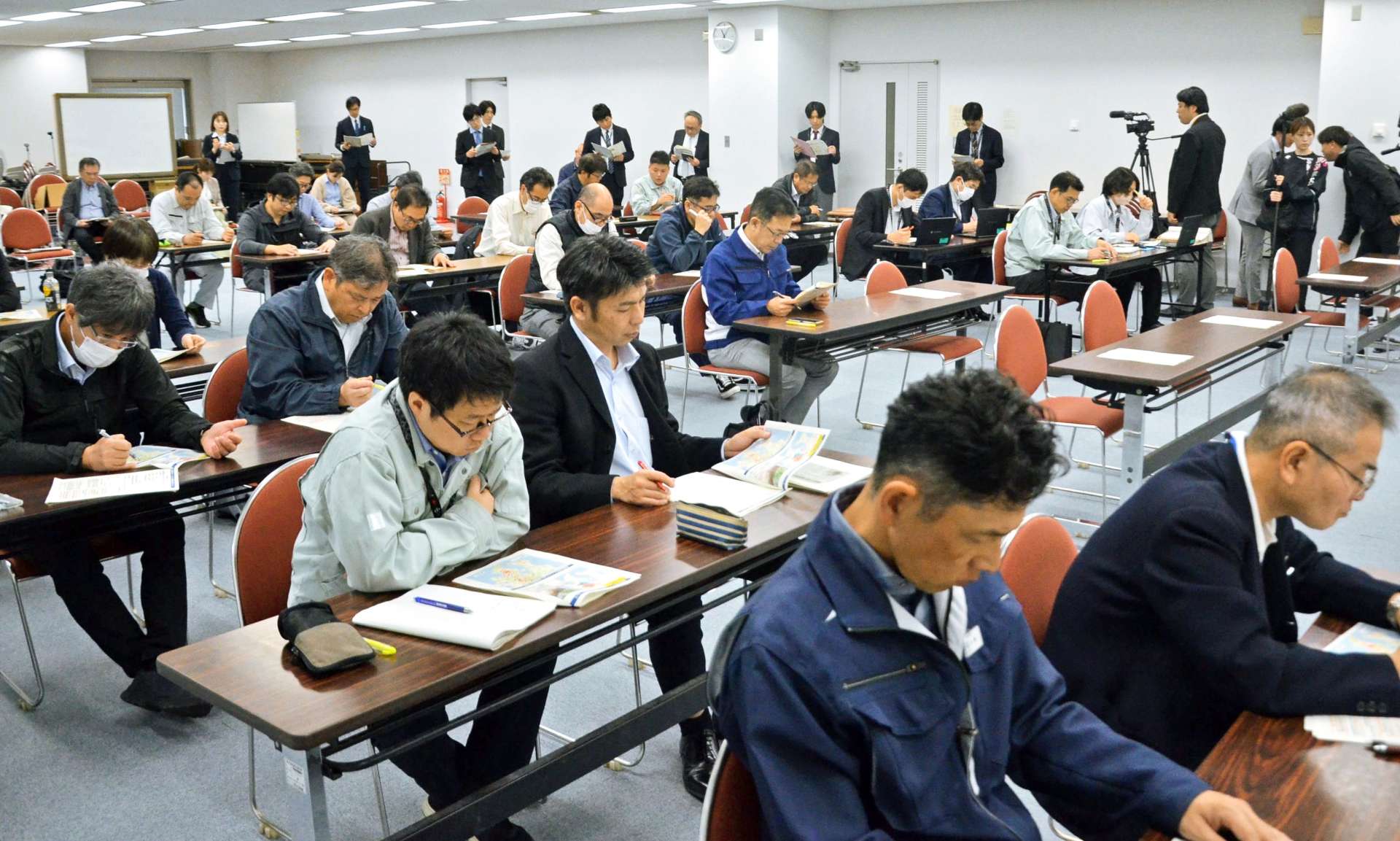 豚熱ウイルス侵入防止対策徹底を確認した鹿児島県の緊急防疫対策会議＝１２日、県庁