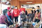 公民館への配達について、生協コープかごしまの職員から説明をうける高齢者ら＝８日、東串良町岩弘の岩弘中区公民館