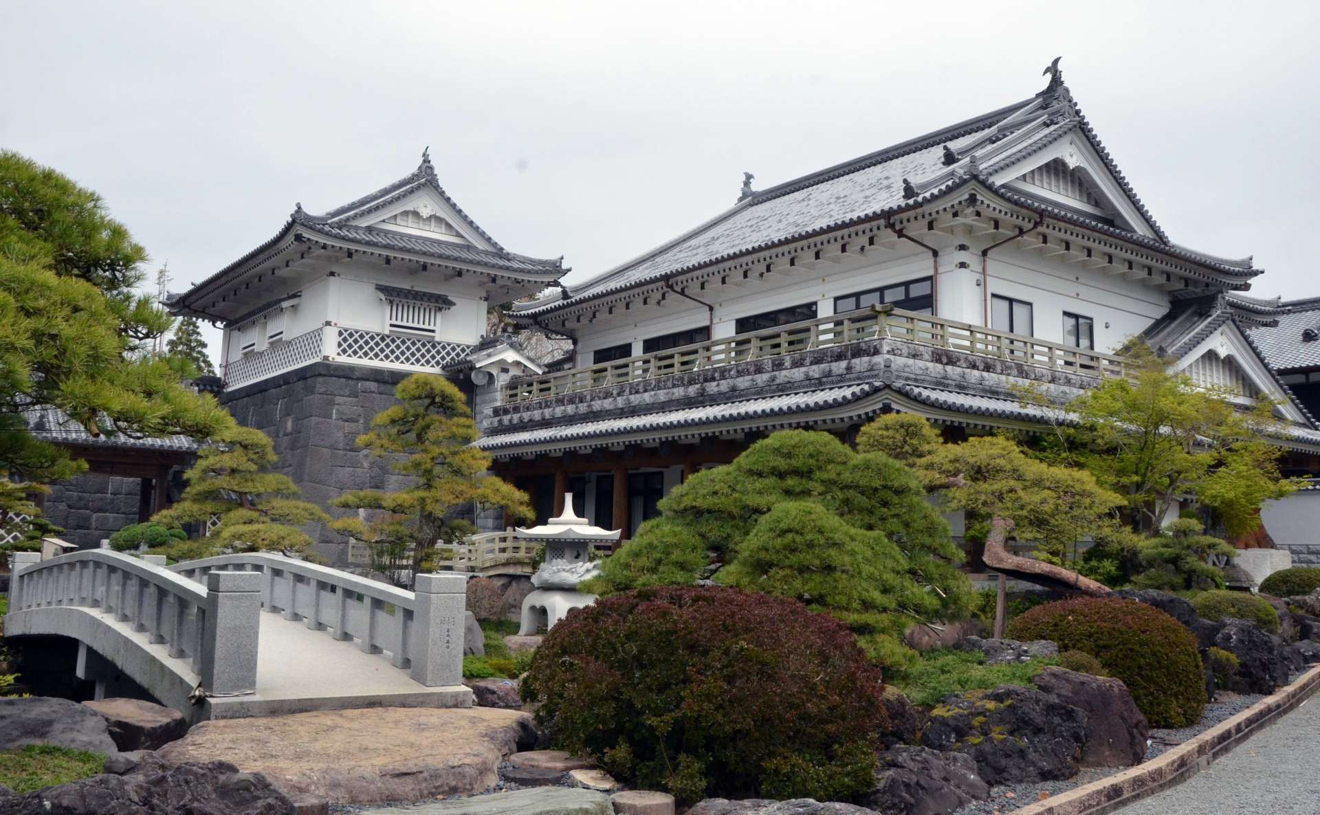 日本庭園が広がる「森岡城」の内部＝えびの市大明司
