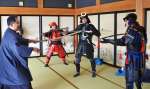 甲冑を着用して武将気分を楽しむデモツアー参加者＝えびの市大明司