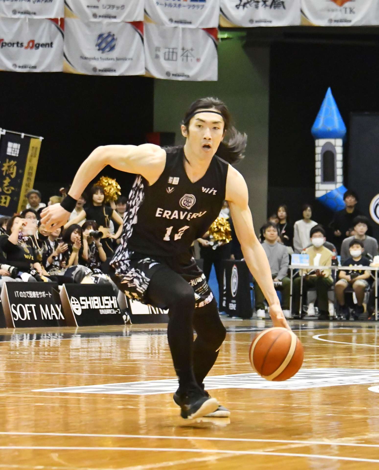 前半、相手陣内に攻め込む藤田＝鹿児島市の西原商会アリーナ