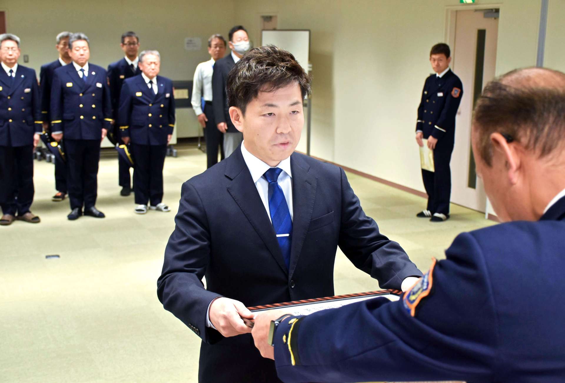 感謝状を受ける市職員の櫻井亮佑さん＝１０日、霧島市消防局