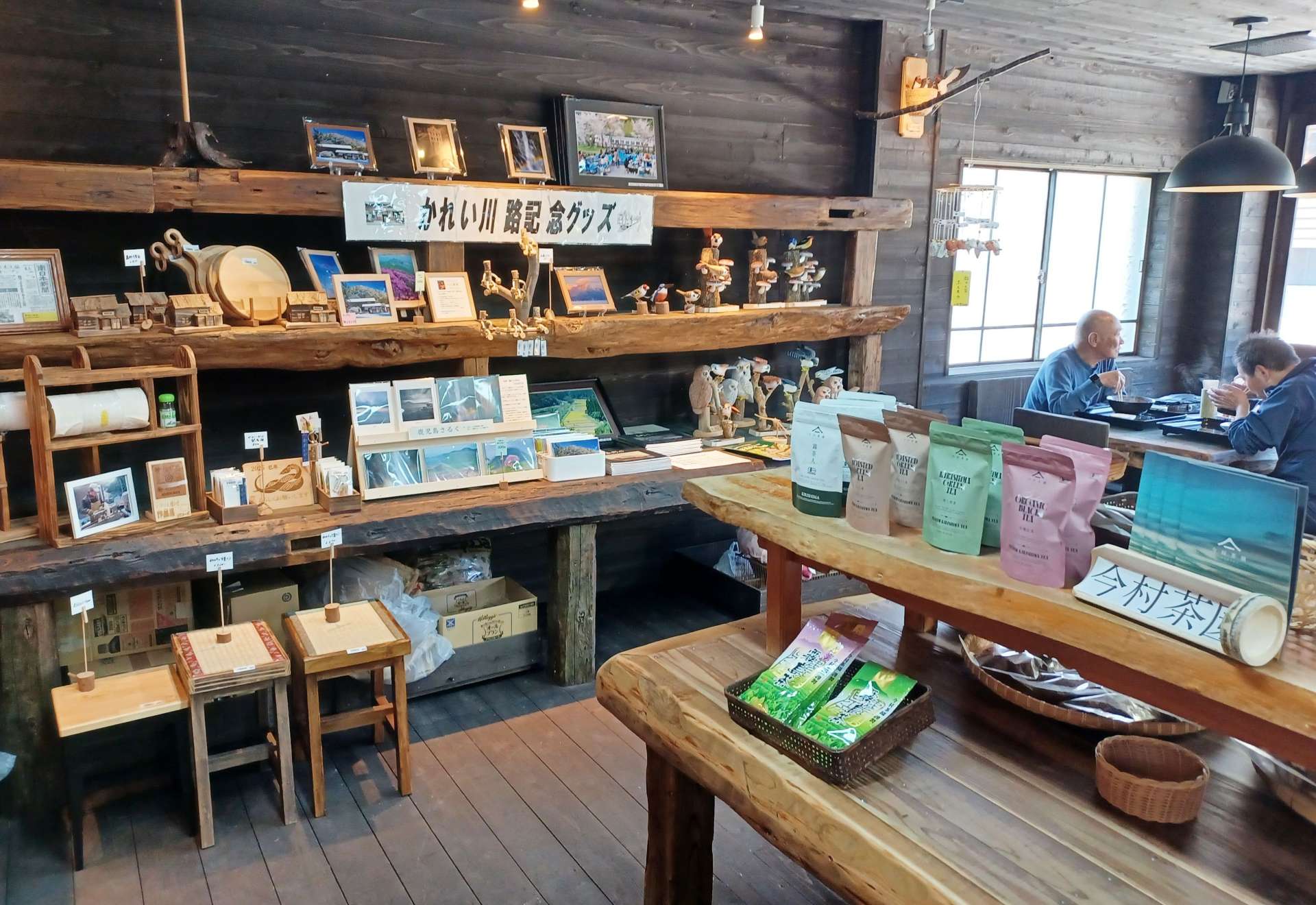 地元に関係したグッズも並ぶかれい川物産館かあちゃん食堂＝１１日、霧島市隼人町嘉例川