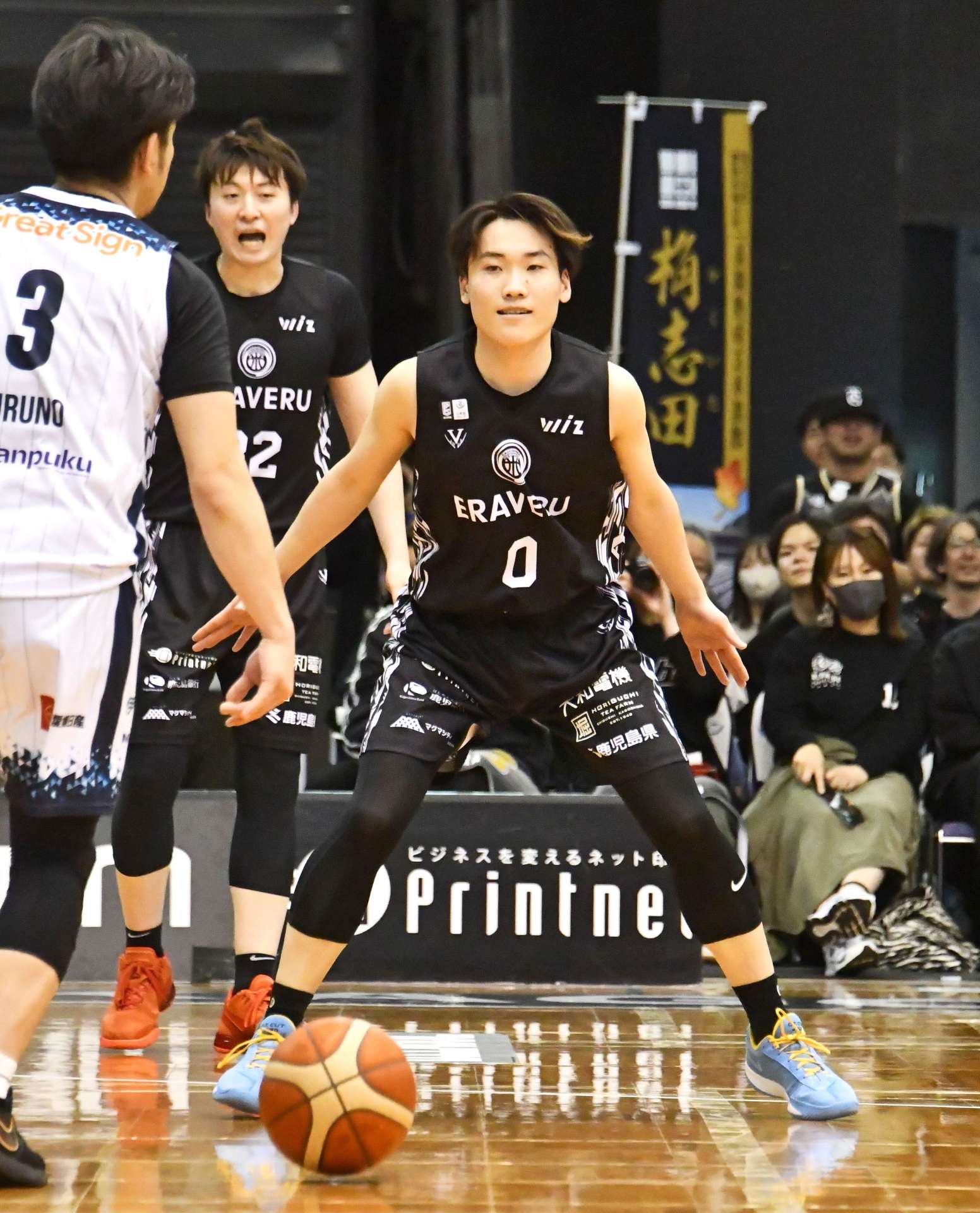 ディフェンスするレブナイズの井上＝鹿児島市の西原商会アリーナ