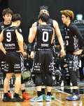 背番号「０」のユニホームでコートに立つレブナイズ・井上＝西原商会アリーナ