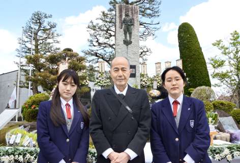 隊員の遺書や手紙を読み上げた高校生と遺族の毛利良一さん＝１３日午後０時半ごろ、南さつま市の万世特攻平和祈念館