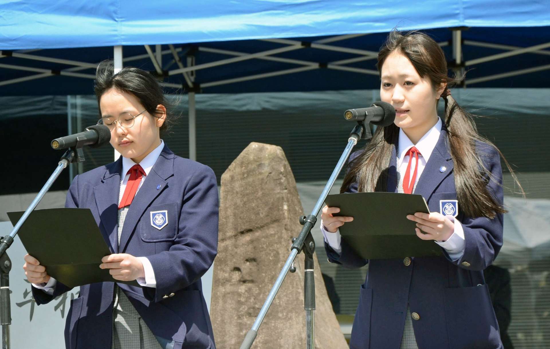 隊員の遺書を朗読する高校生＝１３日、南さつま市の万世特攻平和祈念館