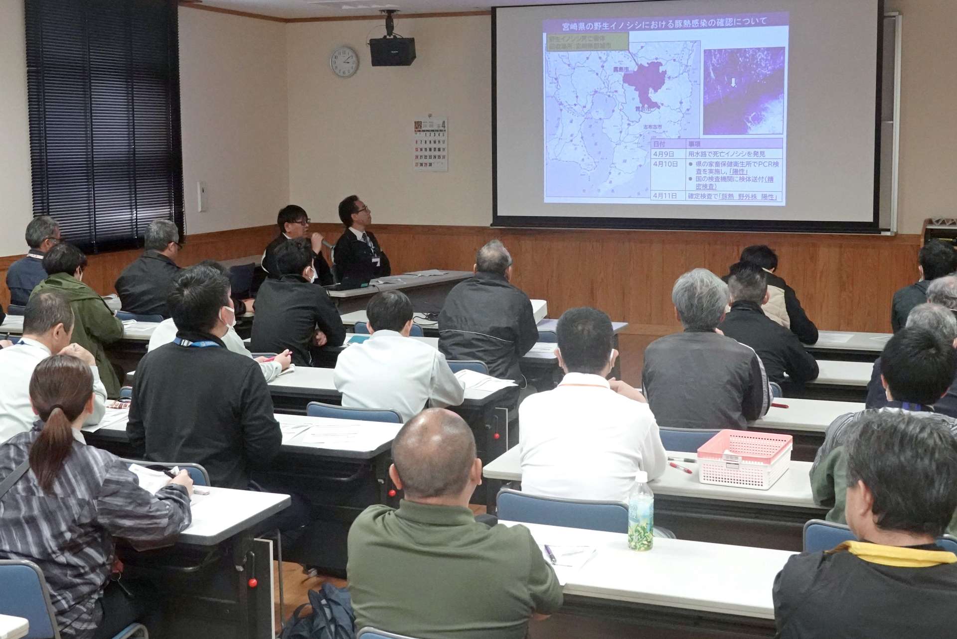 肝属地域の養豚関係者向けに開かれた豚熱の緊急防疫対策会議＝１４日、鹿屋市の肝属家畜保健衛生所
