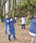 火と水の神さまの石碑に団子を供え、踊りを奉納する住民＝１３日、伊佐市菱刈川南