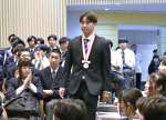 拍手で歓迎される西小野皓大＝鹿児島市の鹿児島情報高