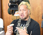 菓子を絶賛する真壁刀義選手＝いちき串木野市役所