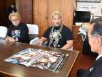 プロレスの大会をＰＲする真壁刀義選手（左から２人目）＝いちき串木野市役所