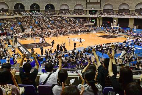 〈関連〉２０２４年１０月、鹿児島レブナイズの開幕戦で盛り上がるファン＝鹿児島市の西原商会アリーナ