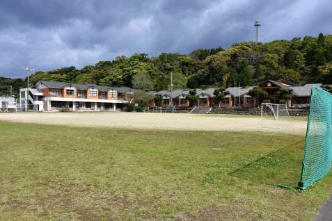 熊本地震で亡くなった脇志朋弥さんらが通っていた神山小学校＝１５日、南大隅町根占川北