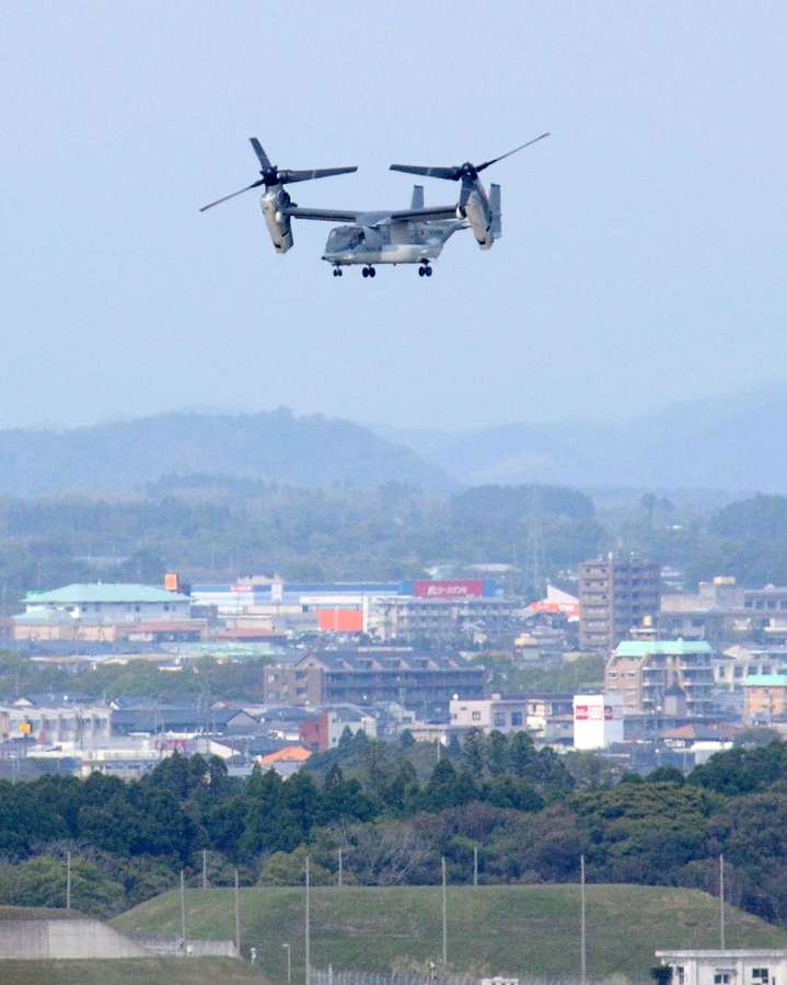 海上自衛隊鹿屋航空基地を飛び立つ陸上自衛隊のV２２オスプレイ＝１６日午後３時４５分ごろ、鹿屋市