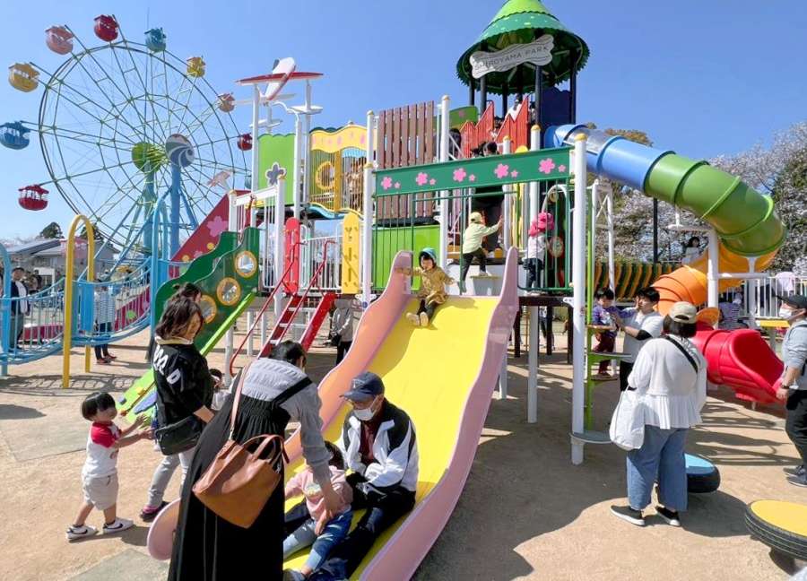 大勢の家族連れでにぎわう大型複合遊具＝霧島市の城山公園