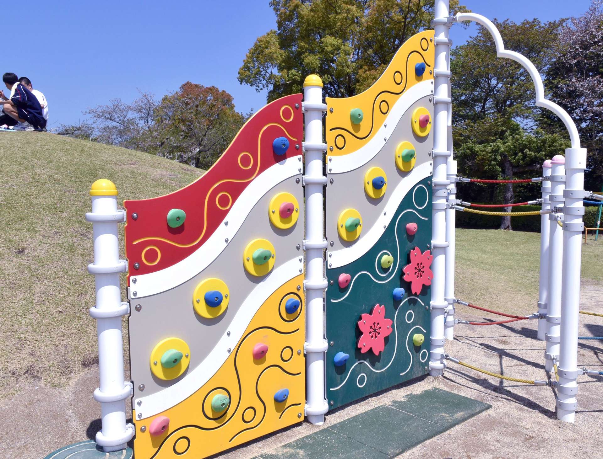新しくなったボルダリング遊具＝霧島市の城山公園