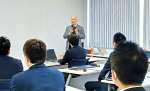 事業構想大学院大学の開講式であいさつする井手隆司教授＝１６日、鹿児島市の鹿児島放送