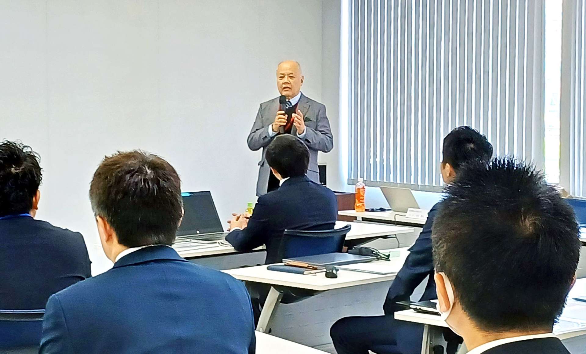 事業構想大学院大学の開講式であいさつする井手隆司教授＝１６日、鹿児島市の鹿児島放送