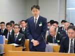 鹿児島県議会総務警察委員会の閉会中委員会であいさつする岩瀬聡県警本部長＝１６日、県議会