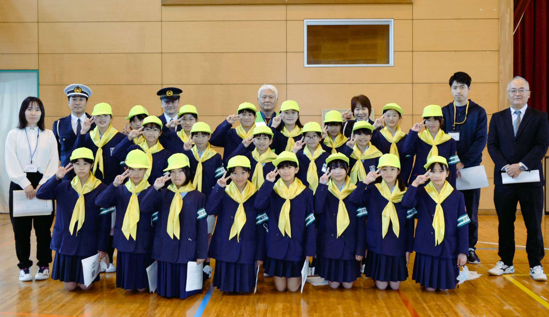 新体制で交通事故防止運動に励む「宮之城交通少年団」＝１４日、さつま町宮之城屋地