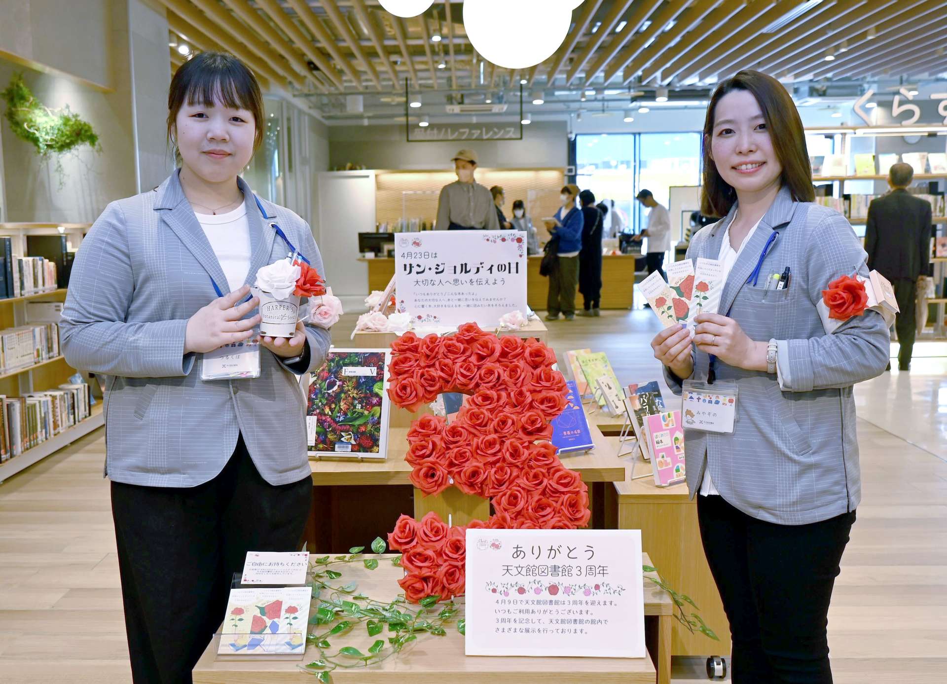 開館３周年をバラの飾りでアピールするスタッフ＝鹿児島市の天文館図書館